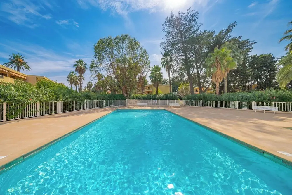 Les 15 Pins & La Mer -  Riviera Escape Apartments with Pool & Garden