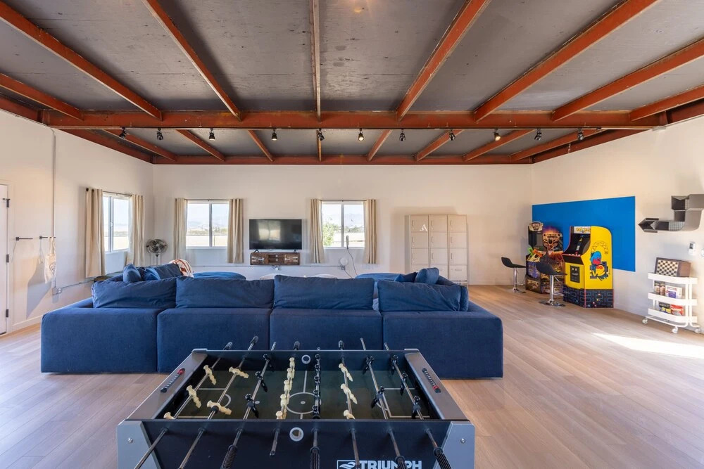 Lost Horse by Avantstay Desert Oasis w/ Mini Pool, Outdoor Entertainers Area & Huge Game Room!