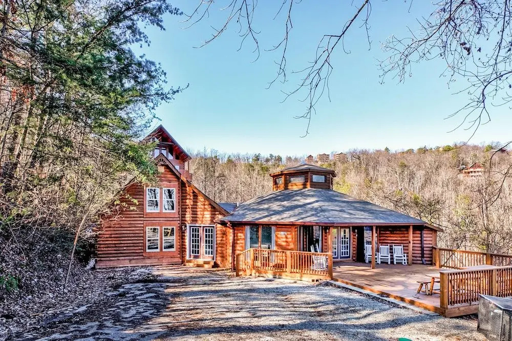 SmokyStays Swiss Cottage Chalet