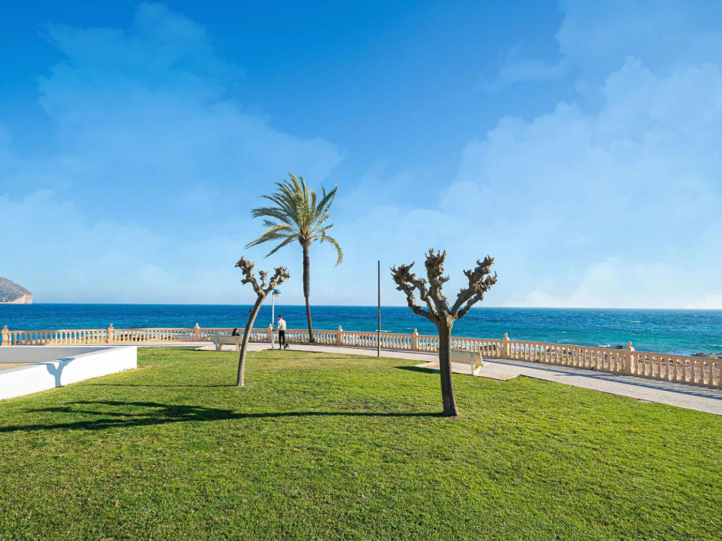 Comfort Steps from the Sea