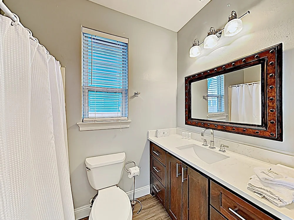 New Listing! Destiny Beach On Lake W/ Pool 2 Bedroom Duplex