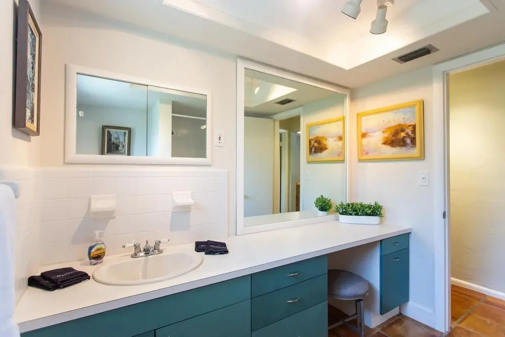 Pesaro - stylish 3BR retreat near Via Miramar Beach, beautifully renovated home with a private pool, lush tropical gardens and premium modern comforts, perfect for families and relaxing getaways, just minutes from sandy beaches and vibrant downtown Naples