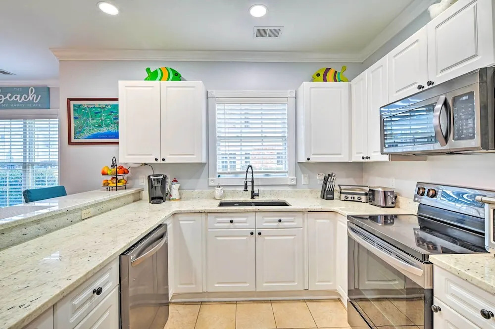 Screened Porch + Golf On-site: Myrtle Beach Condo