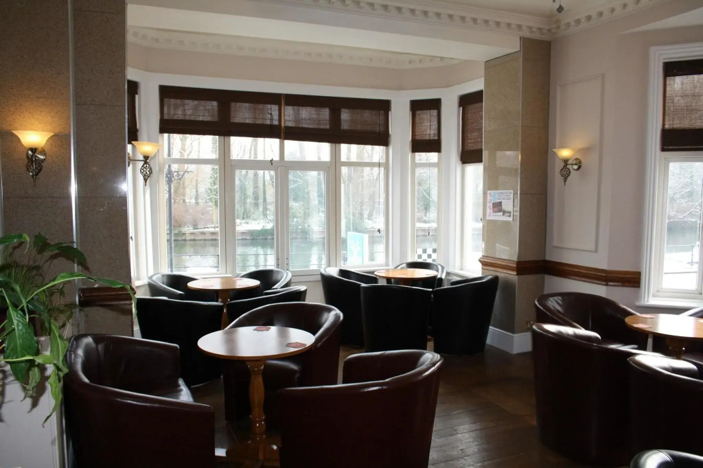 Uno Thames Hotel Maidenhead -Reopened Brand New Again -FREE PARKING