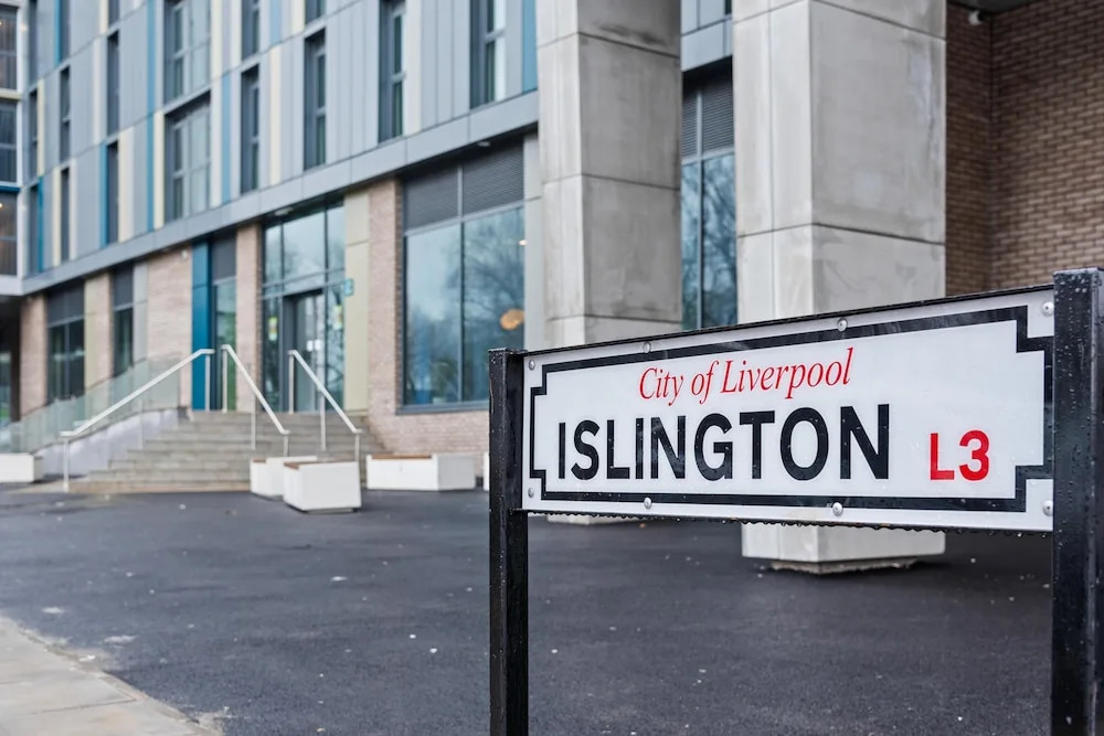 Amazing Location! 6BR Liverpool Apt - Sleeps 6