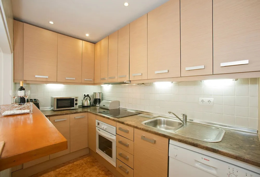 Beach Front Apt, Puerto Banus, Family Freindly, Free Wifi /parking.pools, Aircon