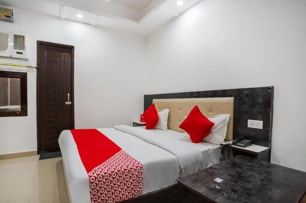 Capital O 42035 Hotel Raj Ganga