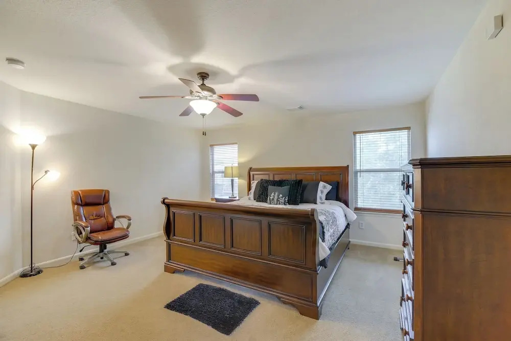 7 Mi to Downtown Baytown: Spacious Home w/ Yard