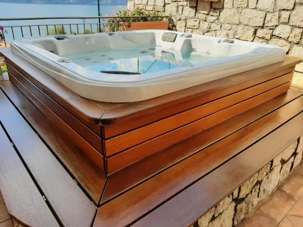 Appartamento DELUXE 1 con vasca idromassaggio vista Lago di Garda, riscaldata, privata e utilizzabile tutto l'anno