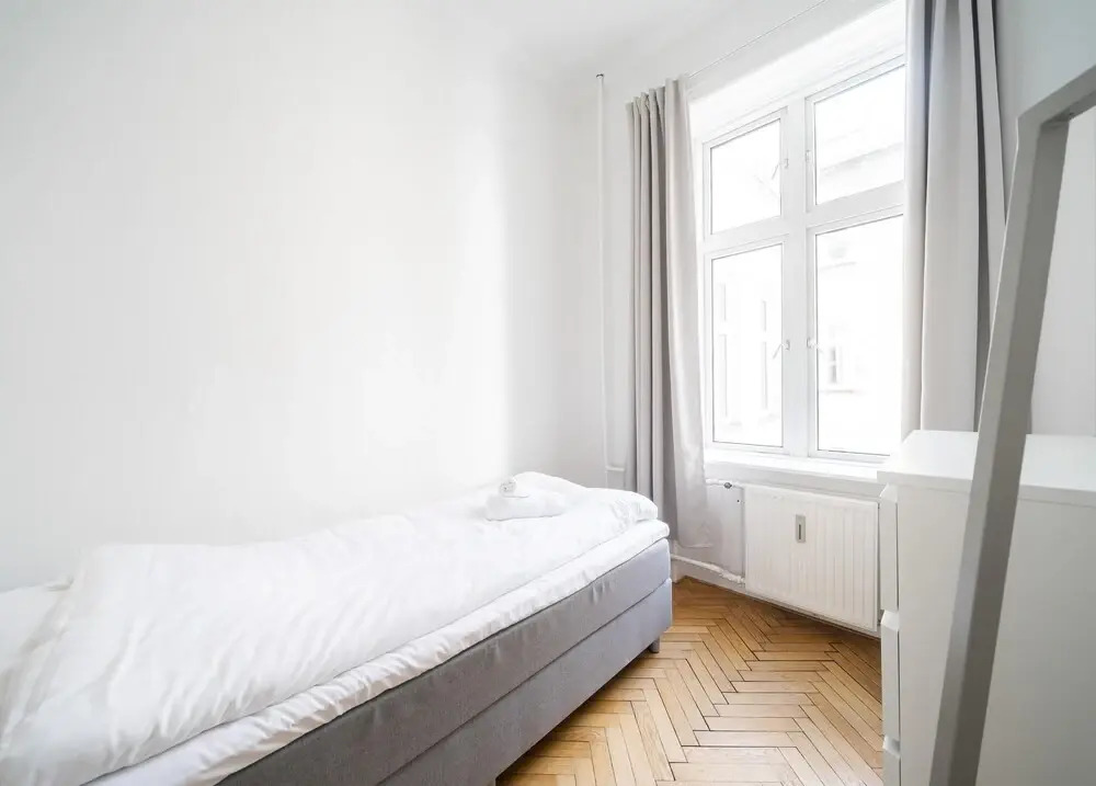 Fantastic 3-bed With French Balcony and Lake-views