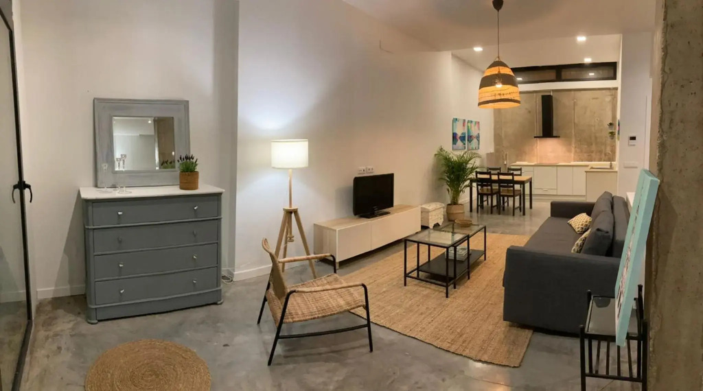 Acogedor apartamento en semisótano con patio y cerca de la Plaza de España