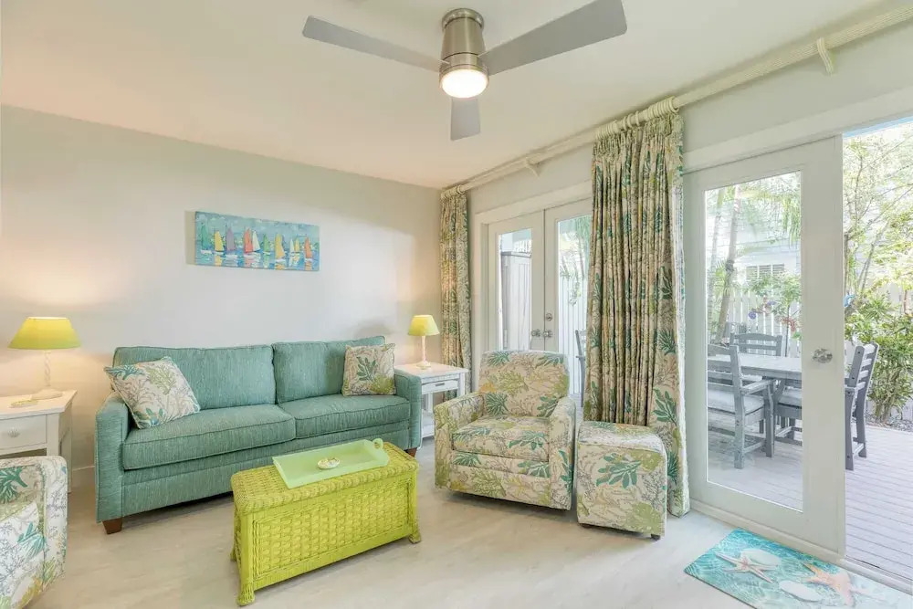 Bahamian Reed by Avantstay Walk to Everything! w/ Community Pool Month Long Stays Only