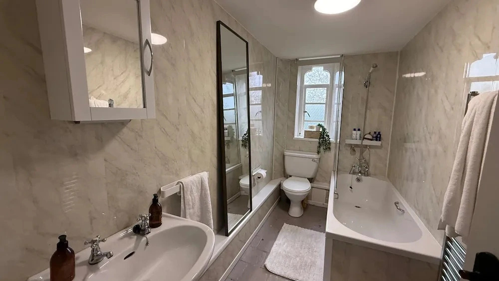 Cotswolds Castle, Sleeps 8 With Enclosed Garden