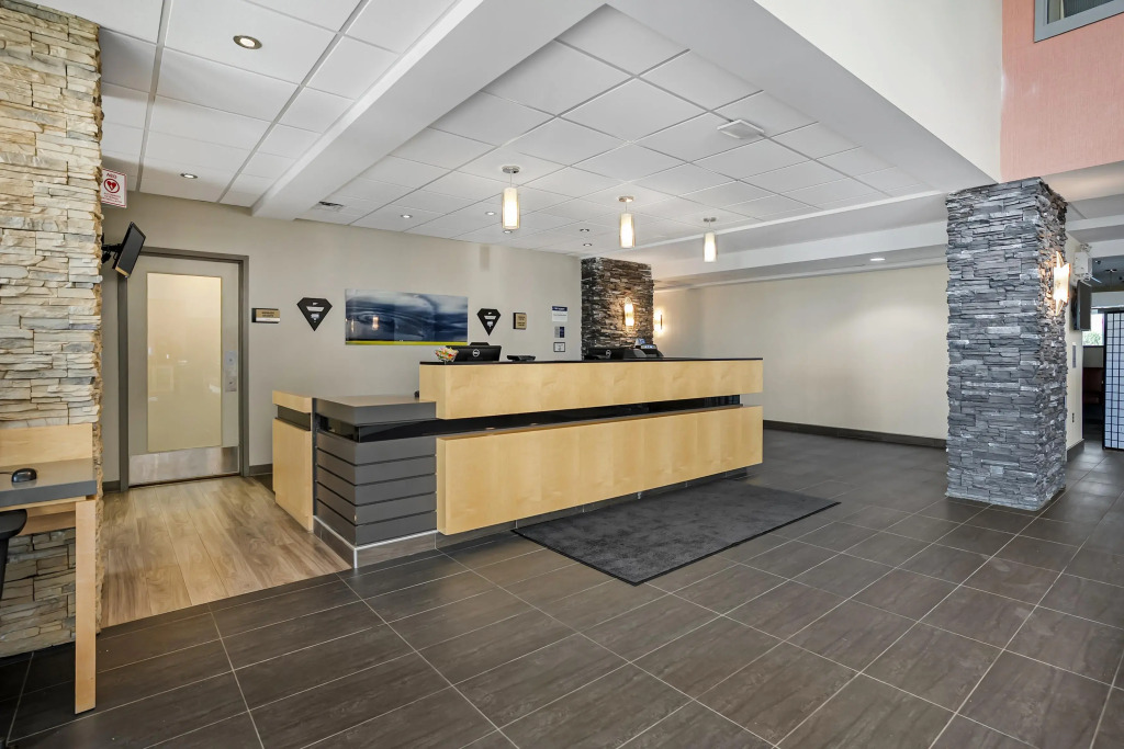Best Western Plus Airport Inn & Suites