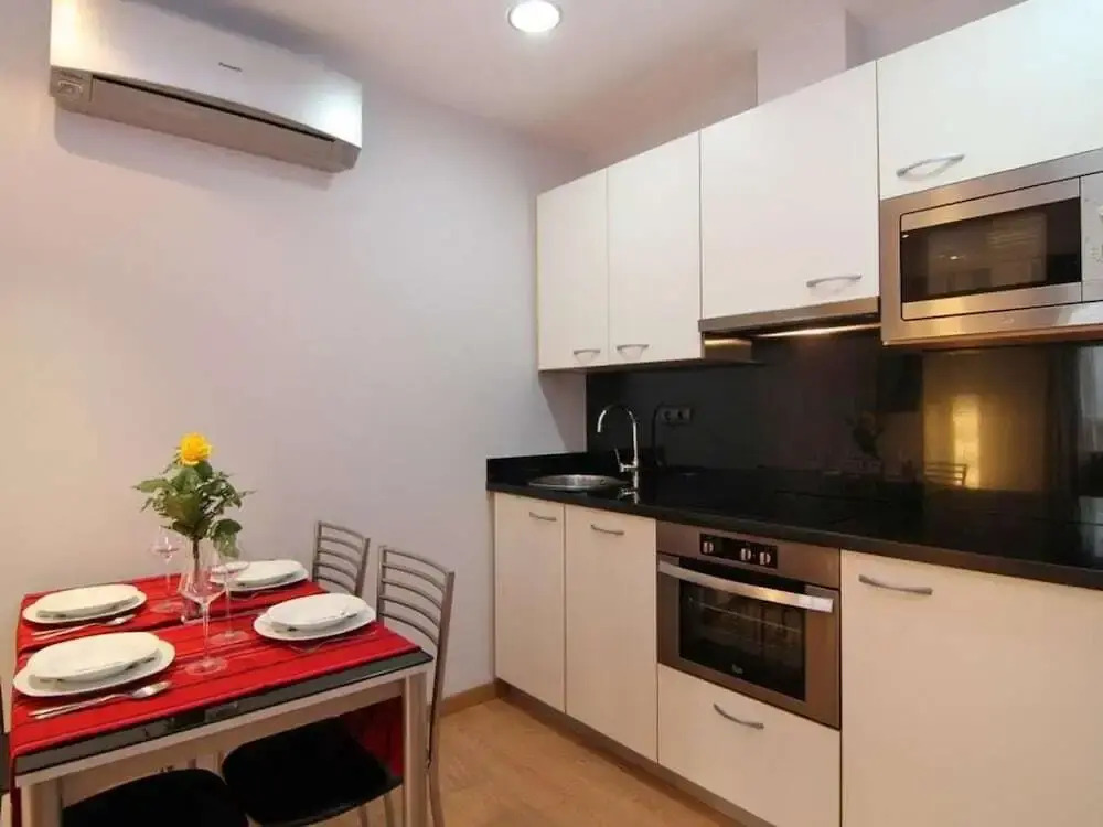 Fira Poble: Bohemian 2 Bedroom, 3rd Floor Walk Up - Rnu 68364