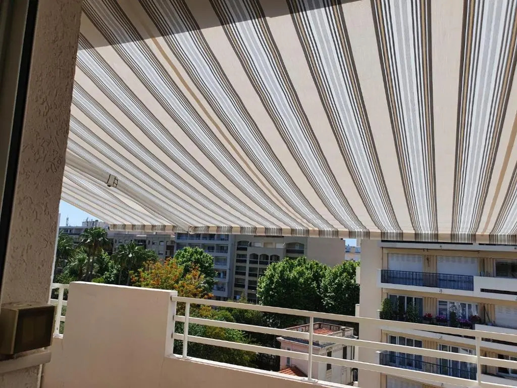 2 piece 53m2 avec terrasse 15M2 à 150metres de la plagede Juan les pins