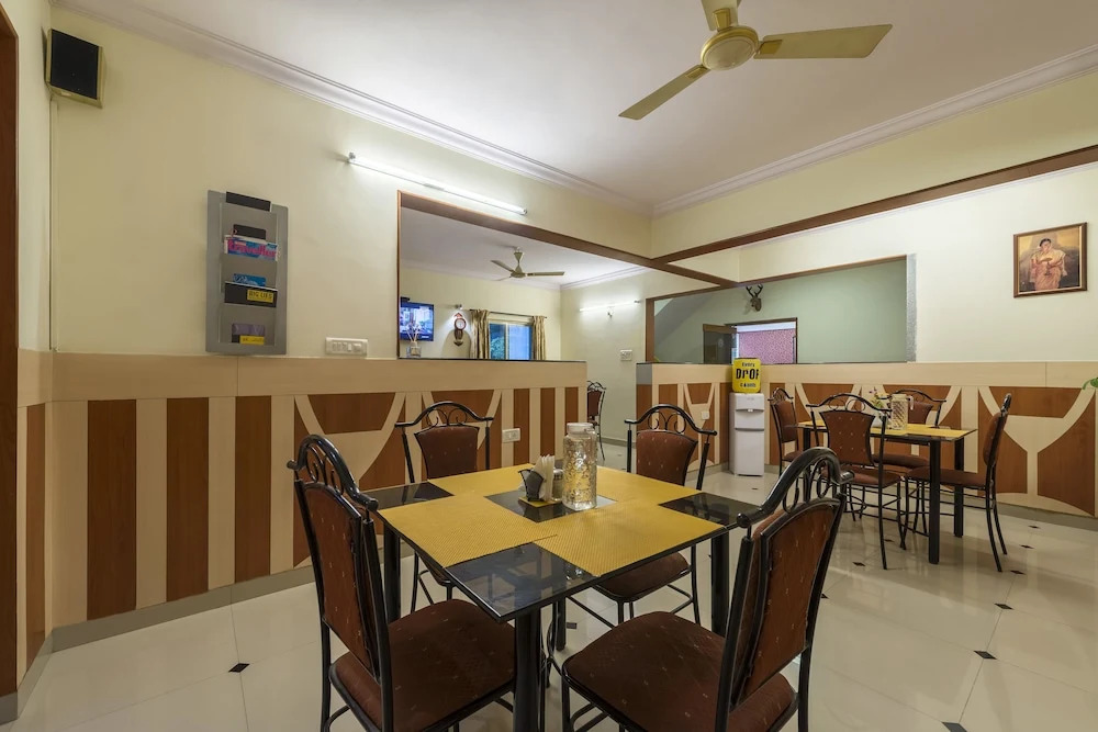 Hotel Raj Comforts - Golf View