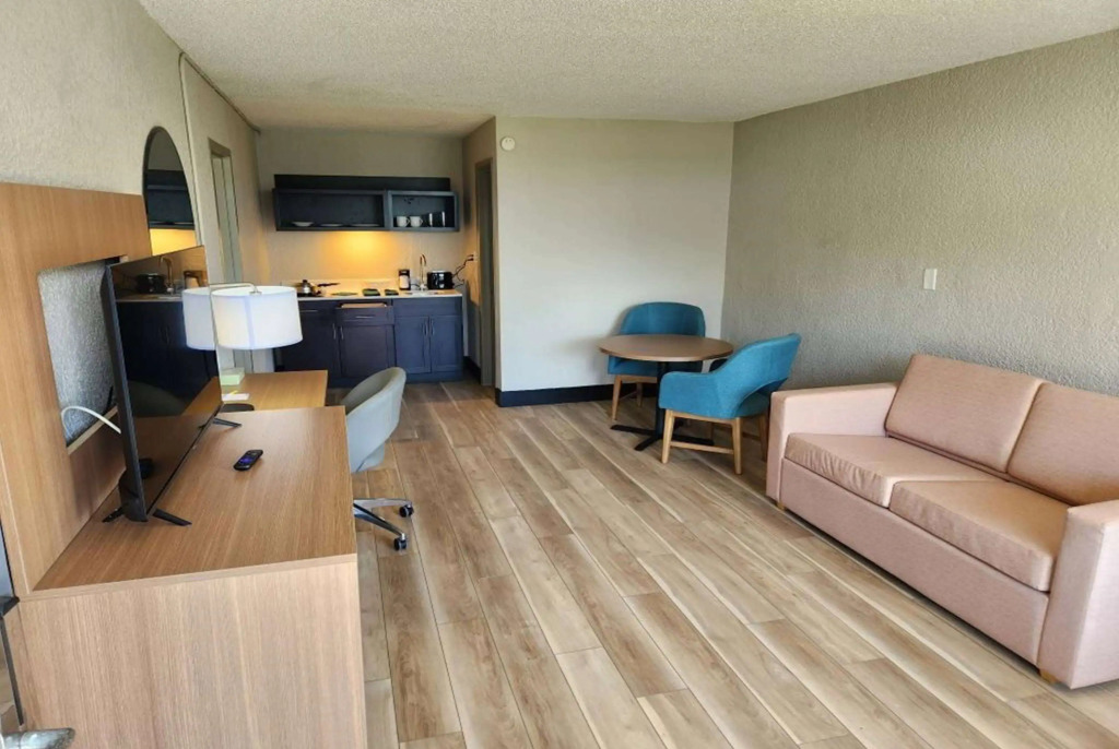 Days Inn & Suites by Wyndham Fort Pierce Midtown