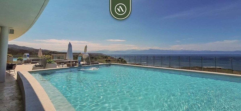 New 3BR Condo - Oceanview Terrace - Private Beach