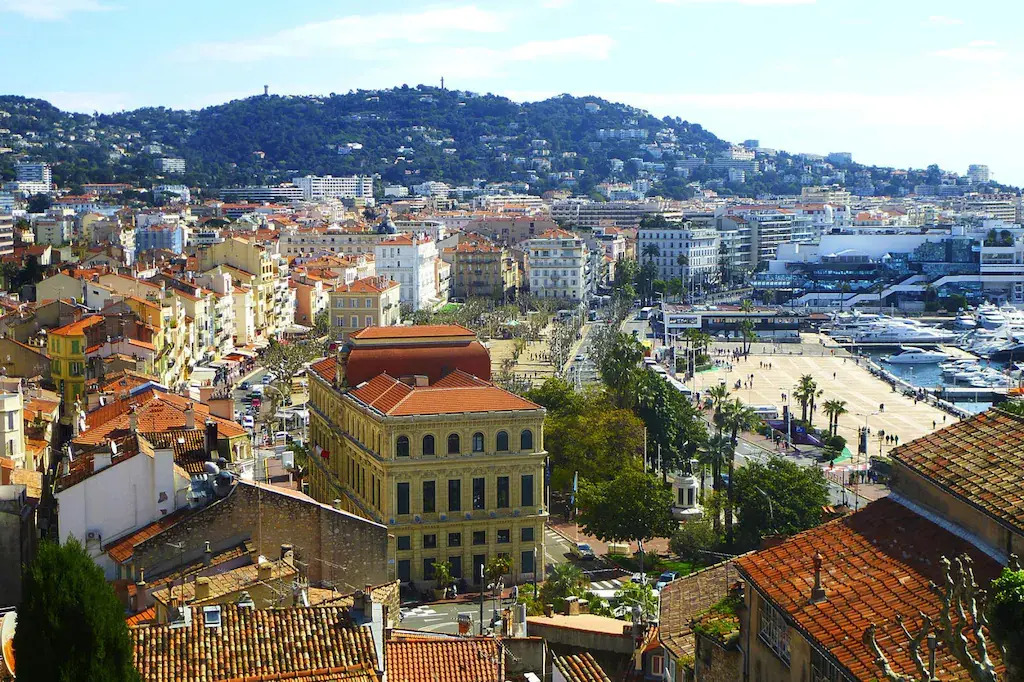 Vacation apartment with large private terrace and community pool, Cannes