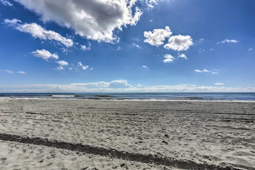 Walk to Ocean: Cozy Condo in North Myrtle Beach!