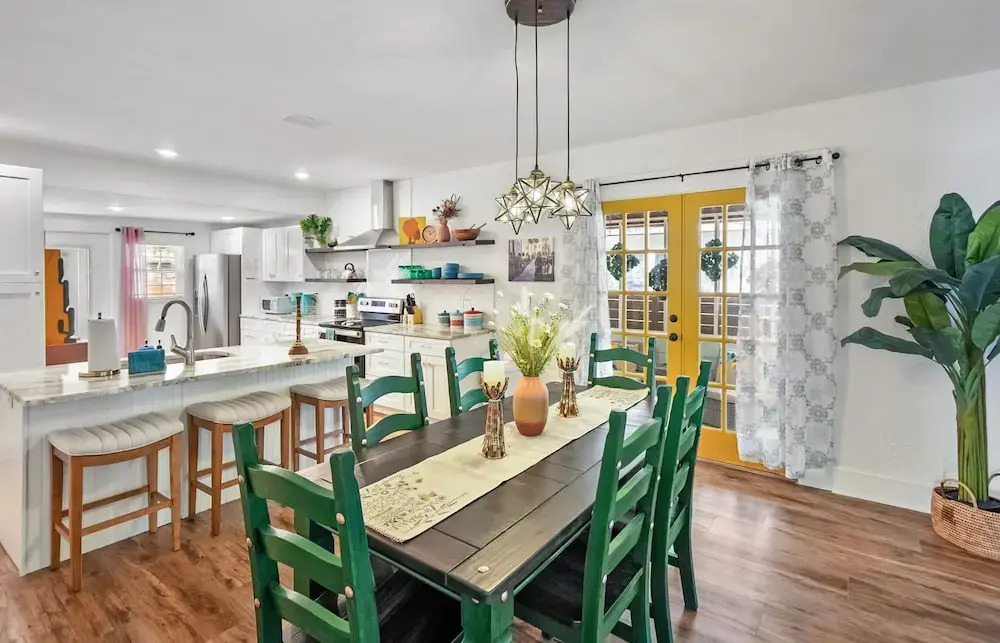 Newly Renovated Whimsical Cottage 2 Beds Hot Tub