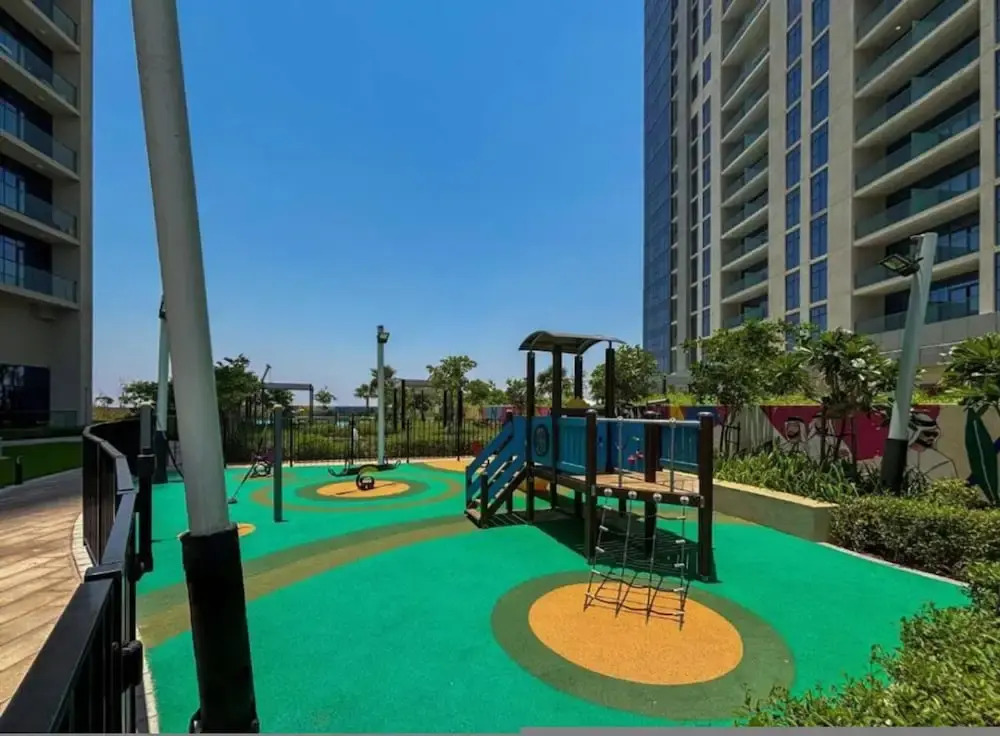 2BR Near Downtown w Balcony Pool Canal Views