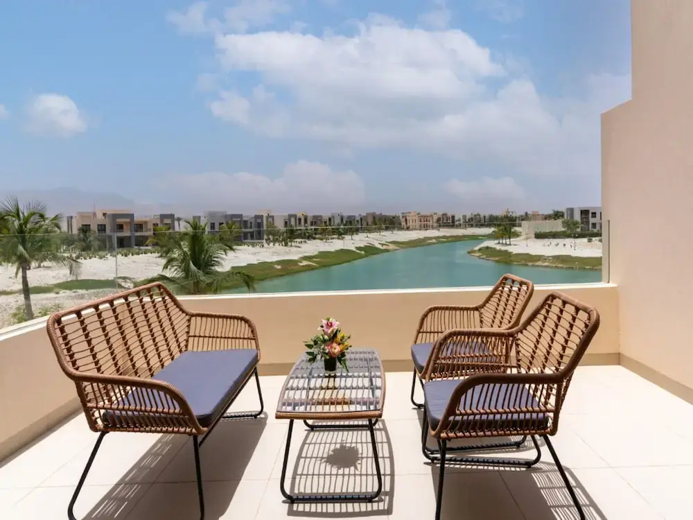 Elegant Lagoon View With Balcony