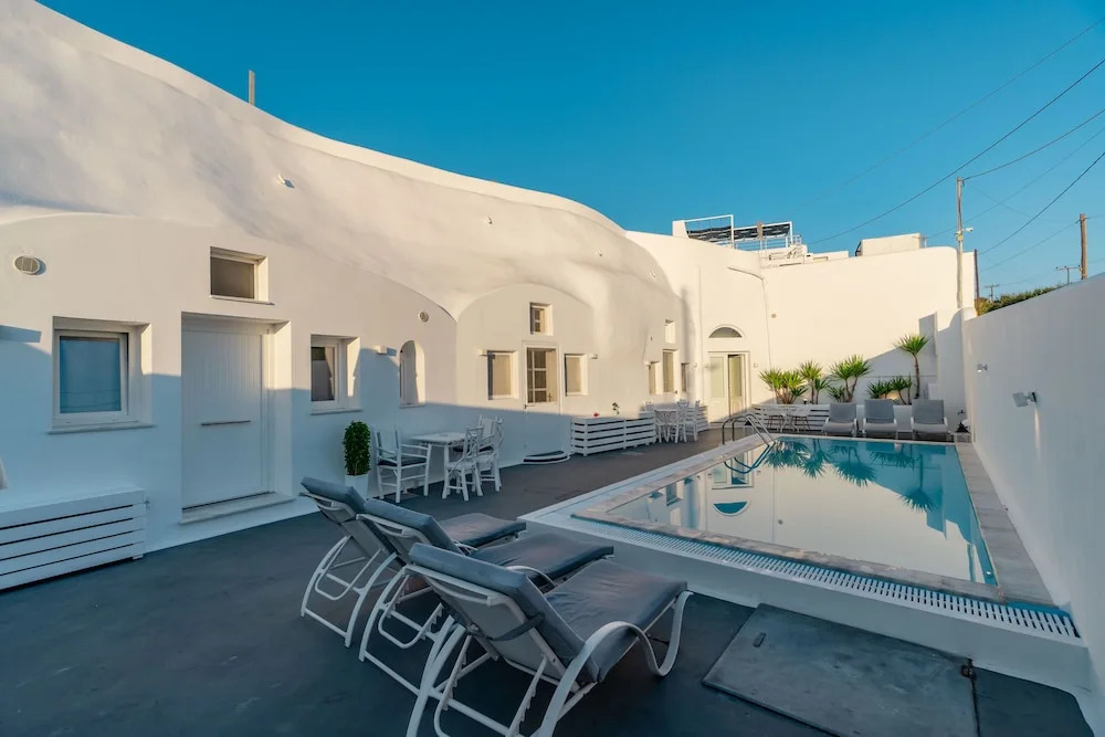 Fira-Cave-Sleeps 13-Parking-Pool-Pet Friendly