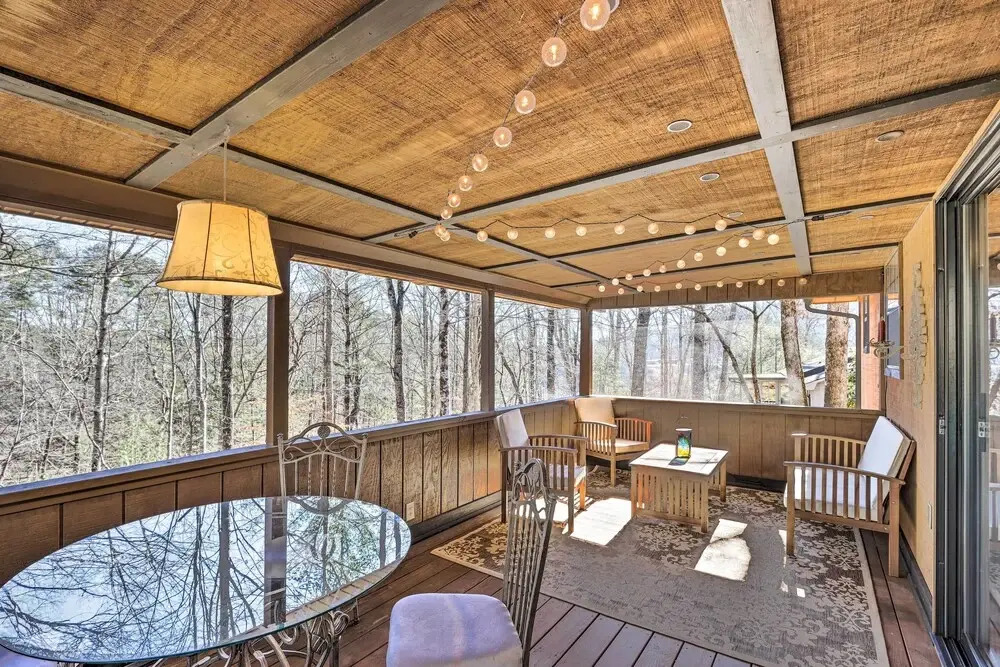 Unwind Fireside: Serene Murphy Escape w/ Hot Tub!