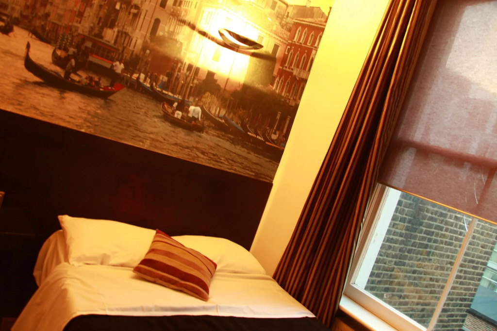 Exhibition Court Hotel 4