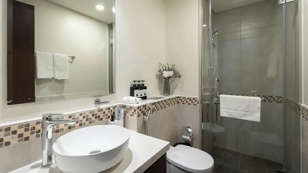 Keyrock Living - 1BR Lake View at Reva