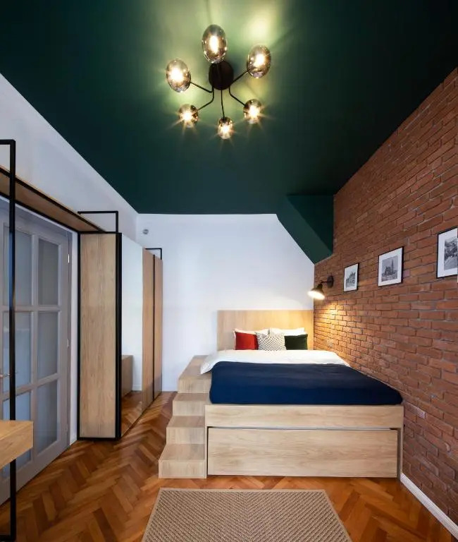 Old Town Courtyard Apartment with private parking