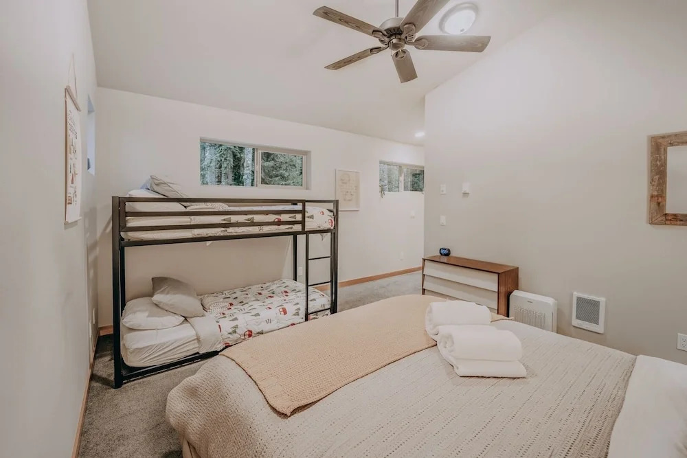 52gs - Hot Tub - Wifi - Pets Ok - Wood Stove - Sleeps 6 2 Bedroom Home by RedAwning