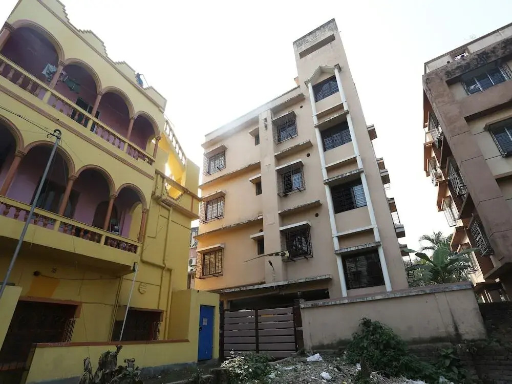B S Guest House by OYO Rooms