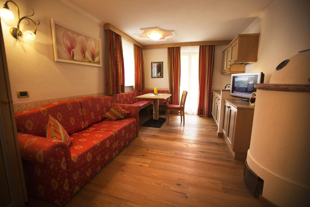 Hotel Garni Concordia - Dolomites Home