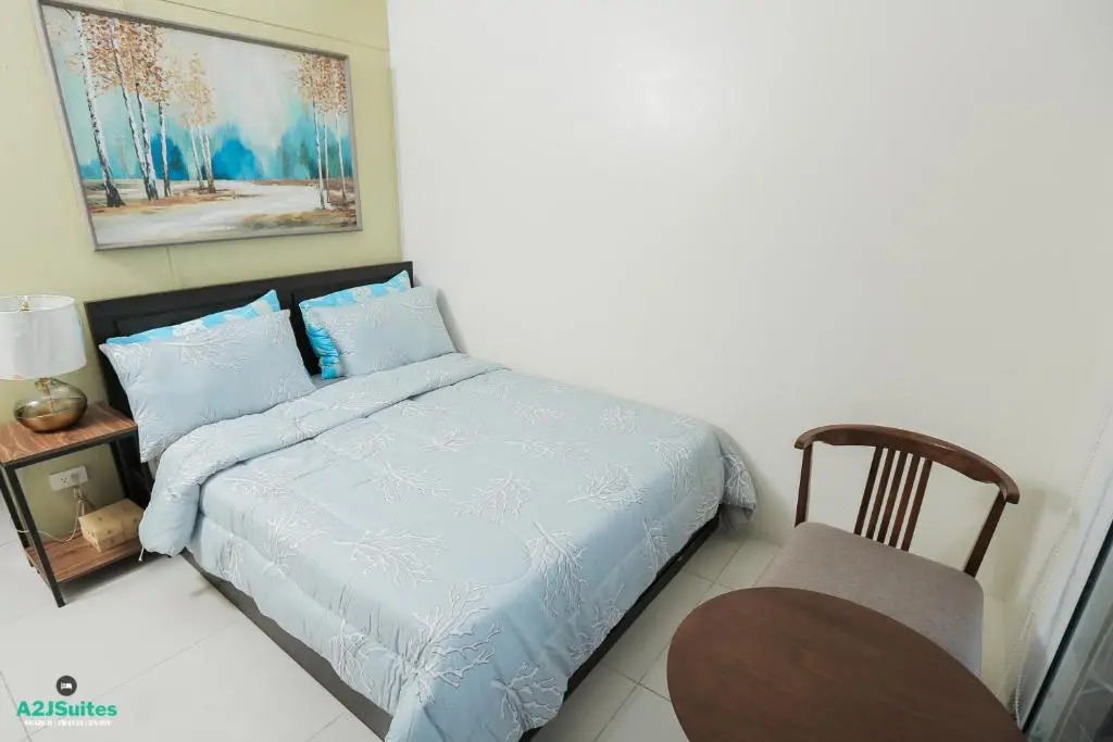 A2JSuites Bedroom Taal View Luxury Smart Home Suite Near Skyranch