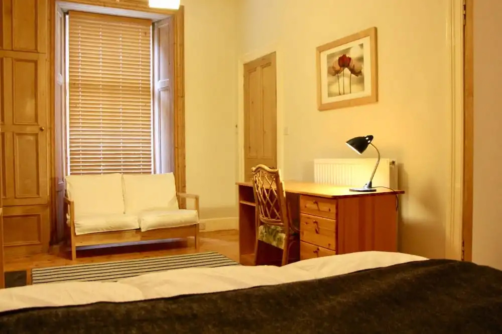 Traditional 2 Bedroom Apartment in Edinburgh