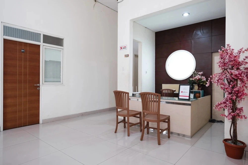 RedDoorz near UNESA Citraland Surabaya
