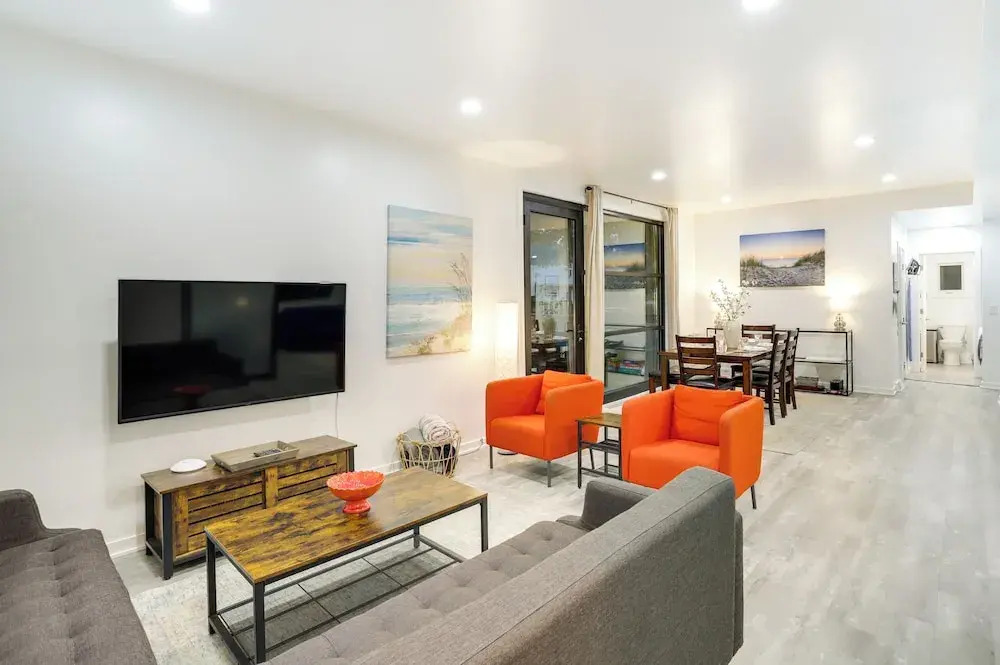 South Haven Oasis - Private Hot Tub, Pool & Grill!