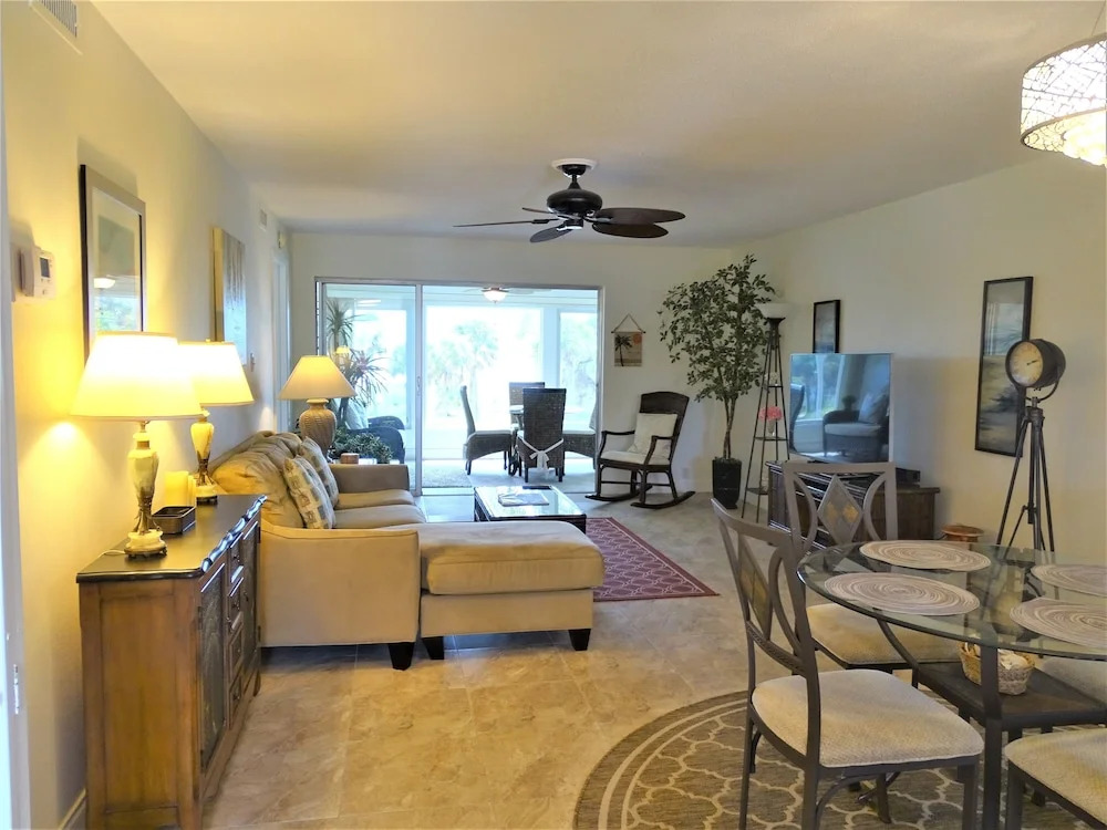 Sunset Royale - 200 2 Bedrooms 2 Bathrooms Apts