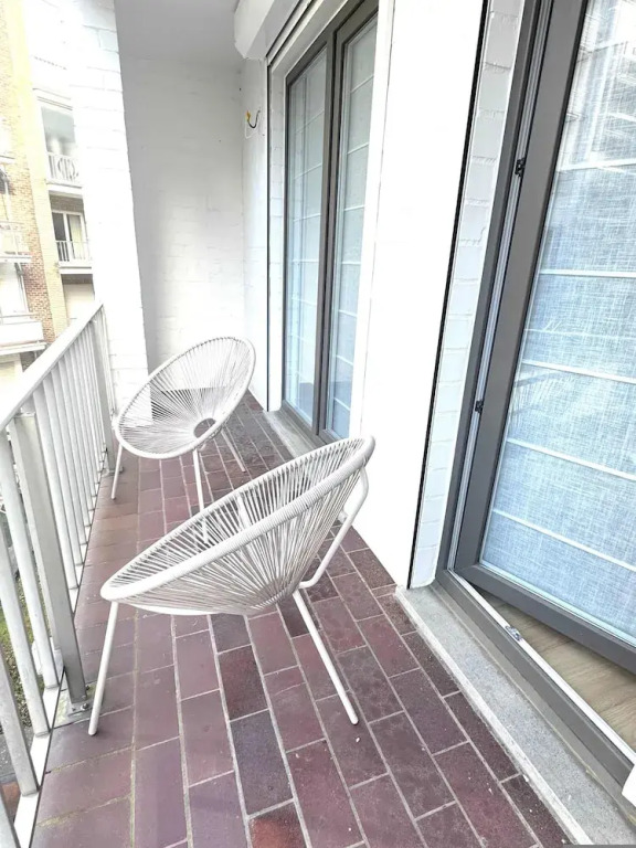 Spacious Bright Apartment Steps From the Beach i