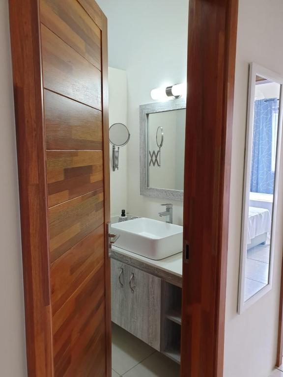 Luxury Westwood Apartment+pool