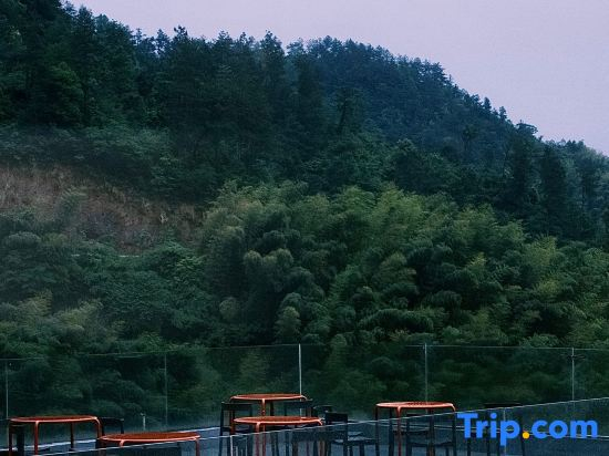Huarong Light Stay · Tonglu