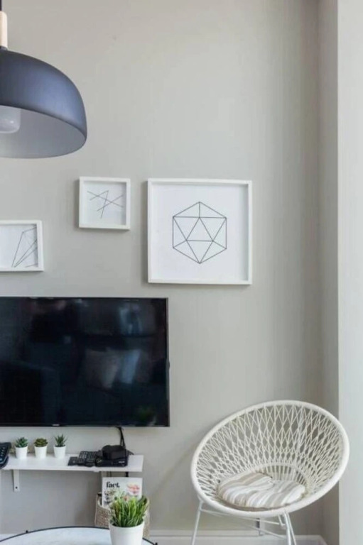 Comfy Trendy Apartment Steps Away From the Metro