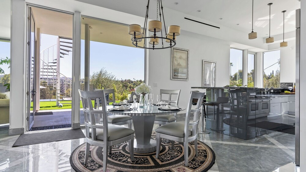 Luxe 8000 Sqft w/ 2 Pools, Sauna, Putting Green, Game Room Alta Vista Estate