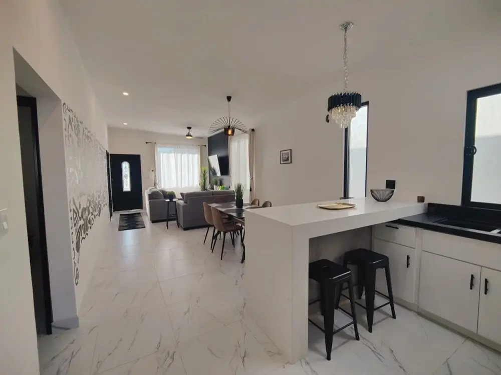 Beautiful 3bed 2bath new Home With Pool in Town