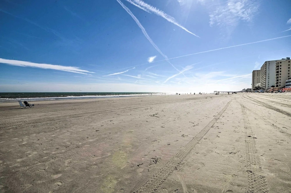 Ground Floor Unit: 10 Miles to Myrtle Beach