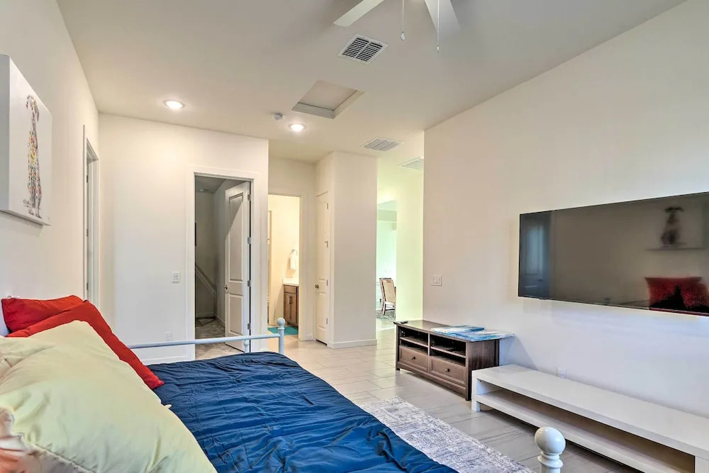 Modern Glendale Getaway ~ 3 Mi To Stadium!