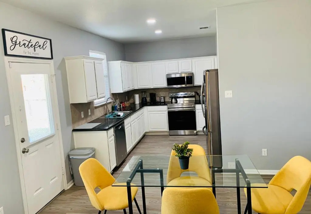 Cozy 3 bedroom House in Killeen; close to Fort Hood, airport, and 50 mins to Austin!